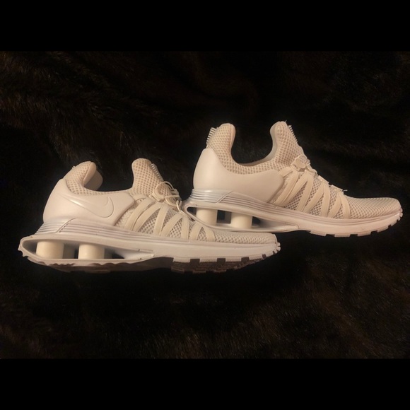 nike shox gravity triple white